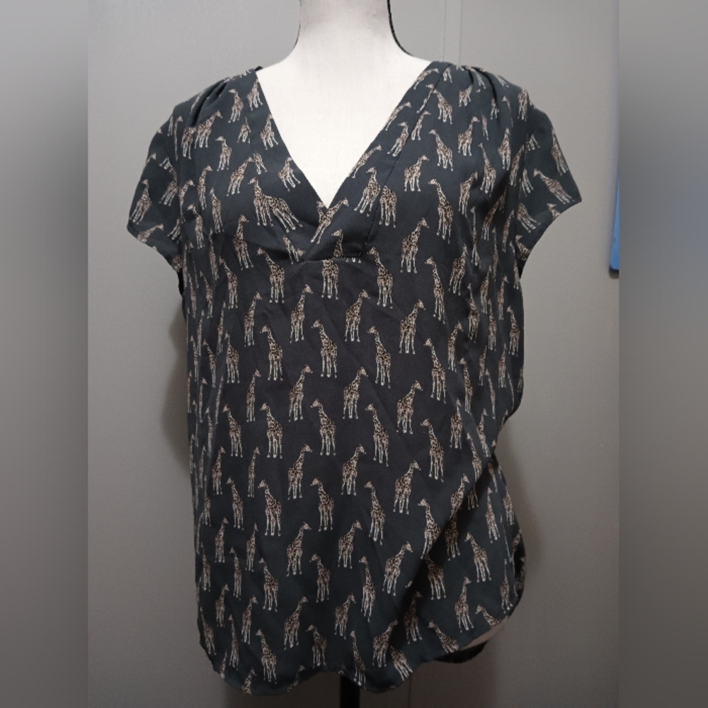 H&M Giraffe short sleeve gray blouse size M
